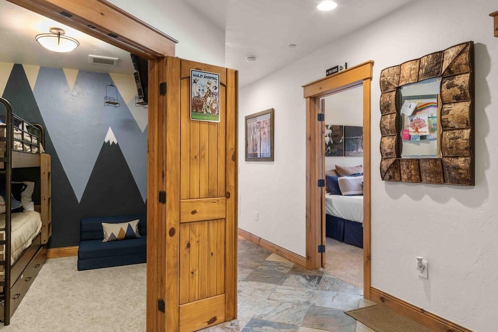 Mount Victoria Lodge #d 3 Bedroom Condo by RedAwning