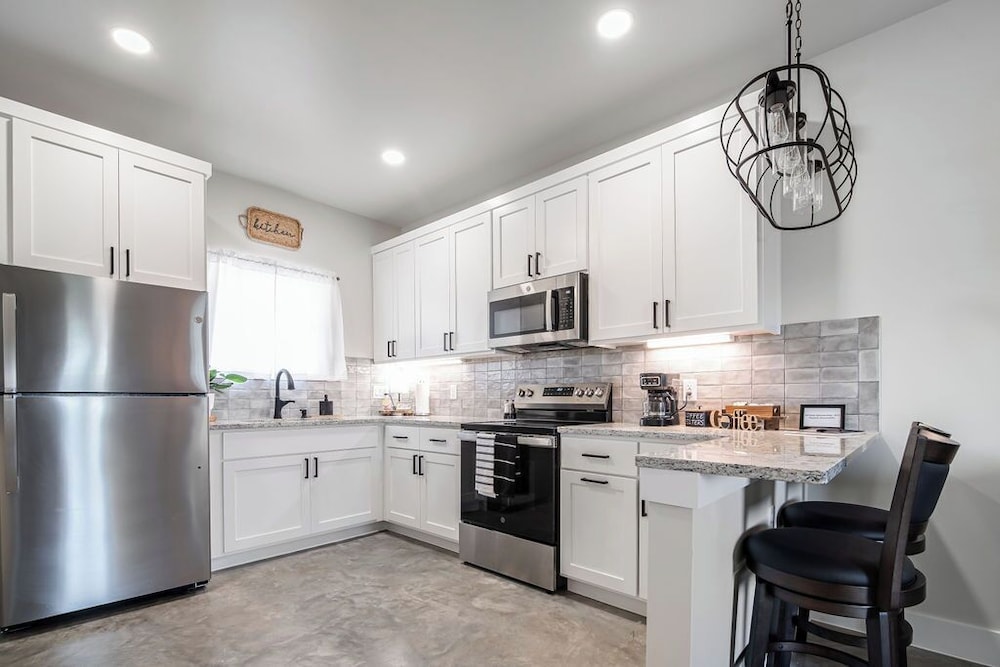 Pet Friendly W/hot-tub-six Minutes to Downtown!