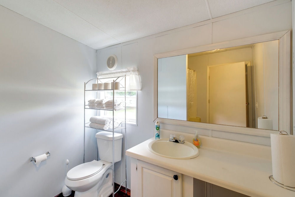 1 Mi to US Marine Base Albany: Cozy Getaway!