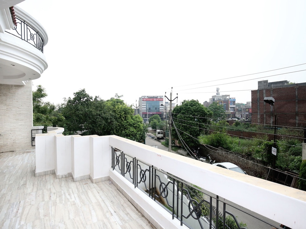 OYO 16130 The Corner House