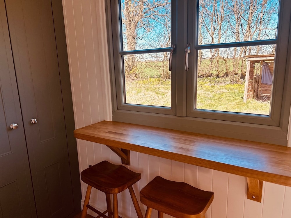 Luxury Shepherds Hut Near Glamorgan Coast