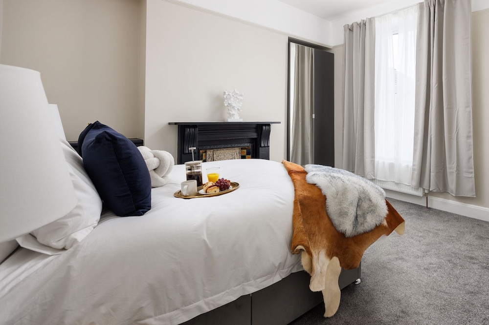Luxurious 4 Bed House - Sleeps 8 view 3