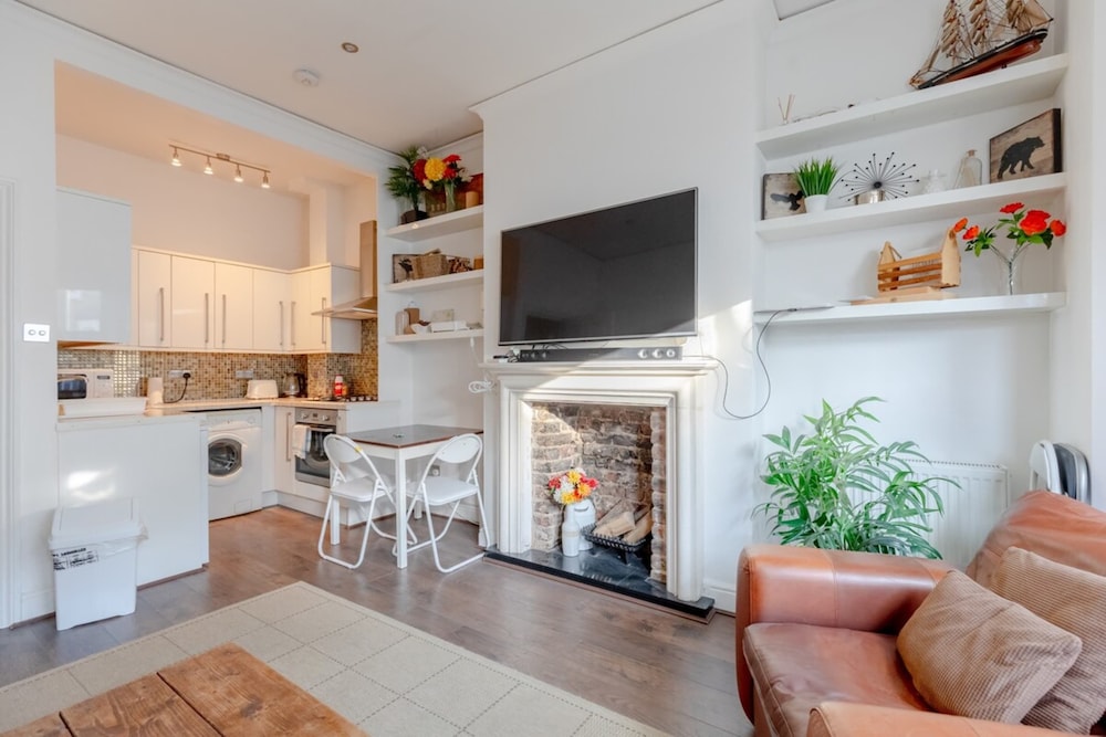 Radiant and Roomy 2BD Flat - Fulham!