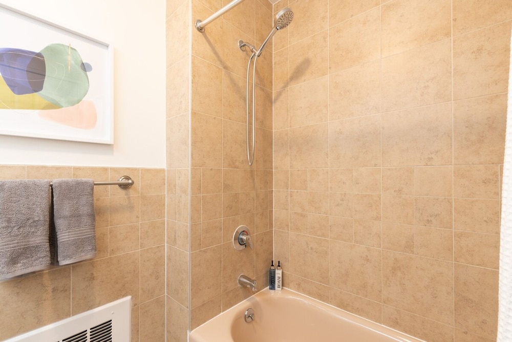Cypress Court III by Rove Travel 1BR Harlem Apt