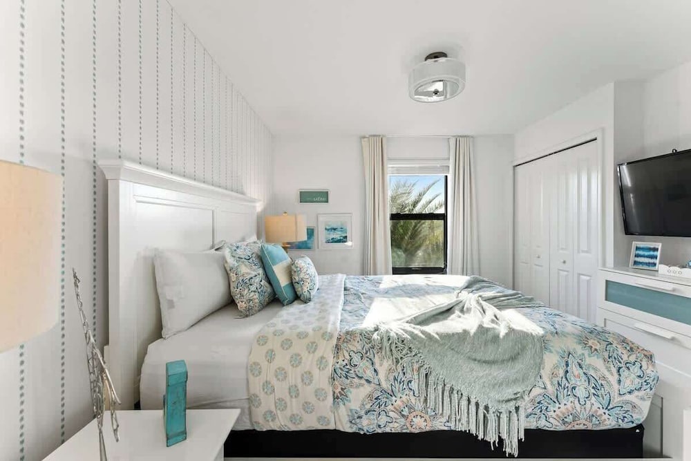 Luxury Decor 6BR at Storey Lake Sleeps 16