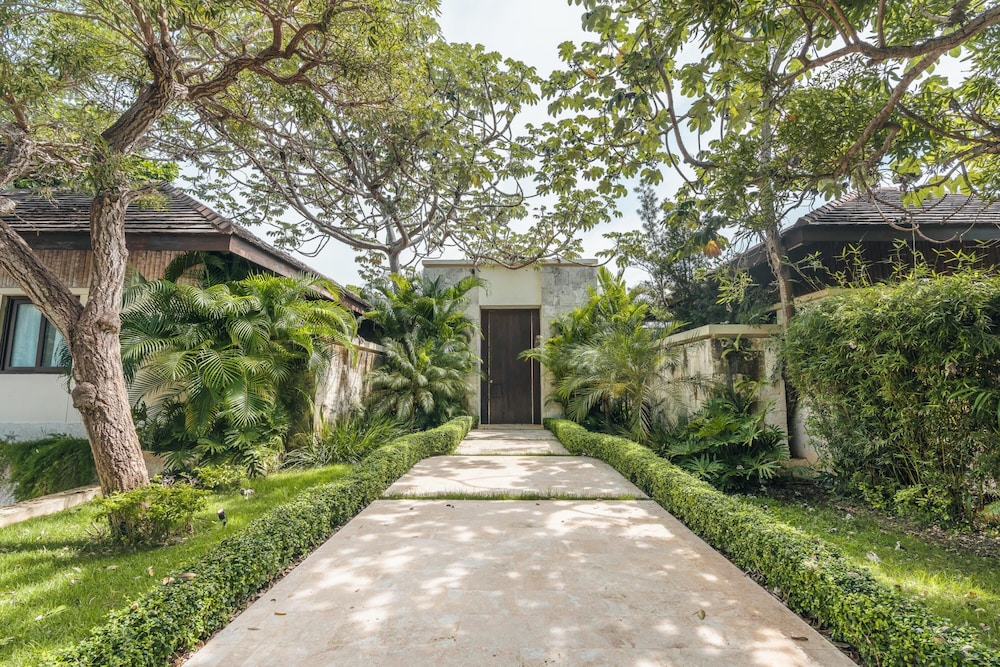 Mesmerizing Villa With Jacuzzi Maid in Cap Cana