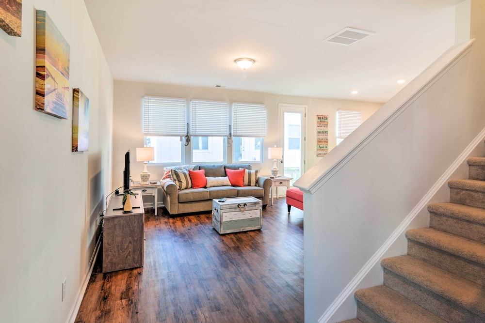 Colorful Myrtle Beach House: 2 Mi to Beaches!