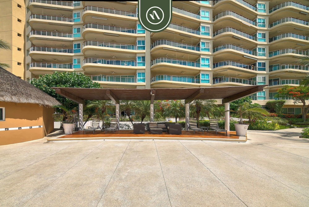 Oceanfront 2 BR Condo - Beach - Restaurant - Gym