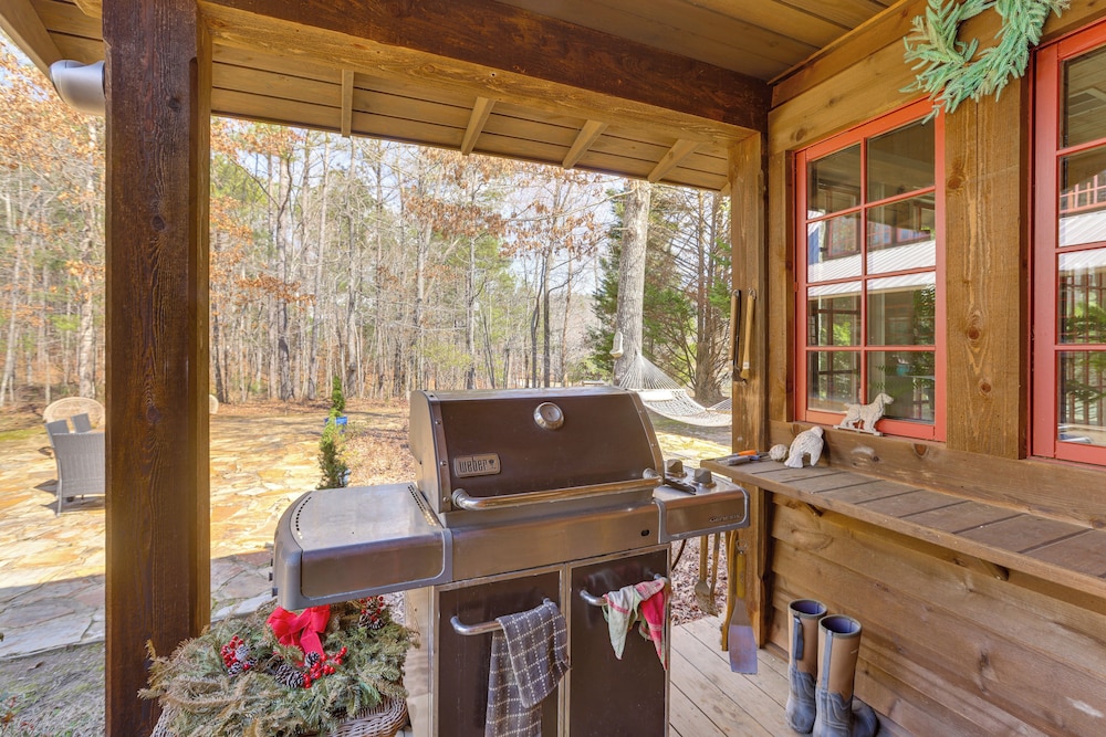 Dock, Canoe & Patio: Lakeside Cottage in Alabama