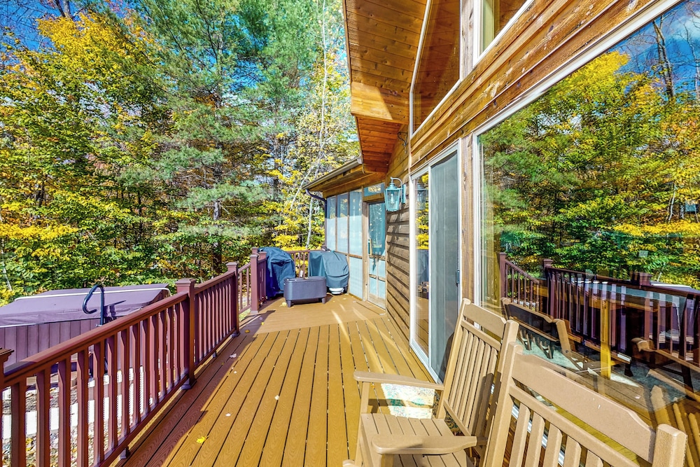 3BR Home w/ Private Hot Tub, Kayaks & Lake Views