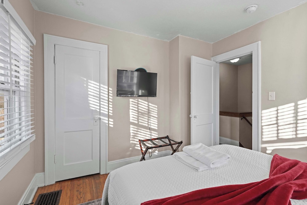 Tibet Twins Suites For 12!