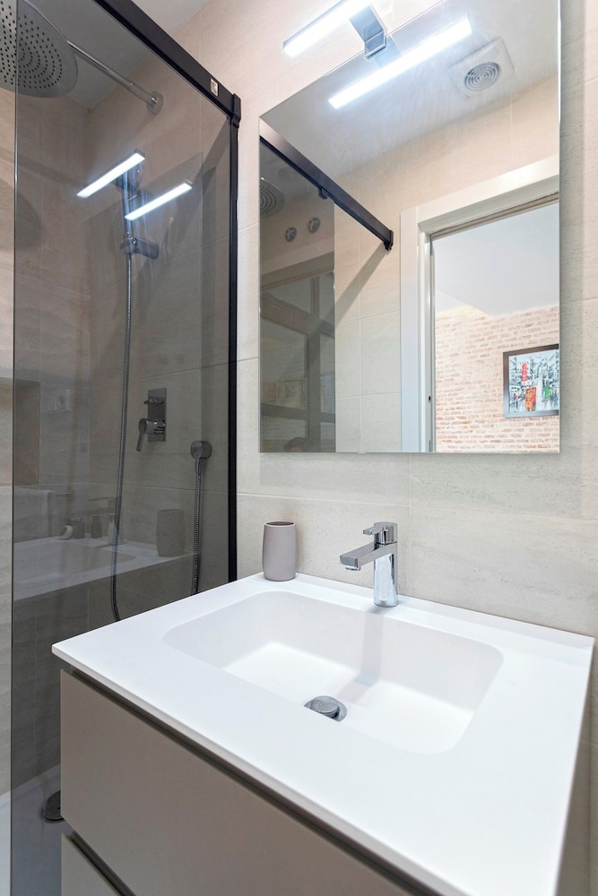 Marvelous 2-bedroom Apartment With Terrace in Triana. Castilla II