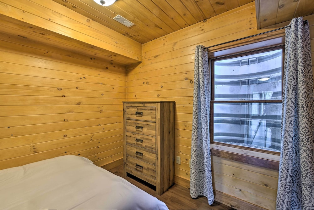 Family-friendly Warsaw Cabin w/ Deck & Fireplace! view 5