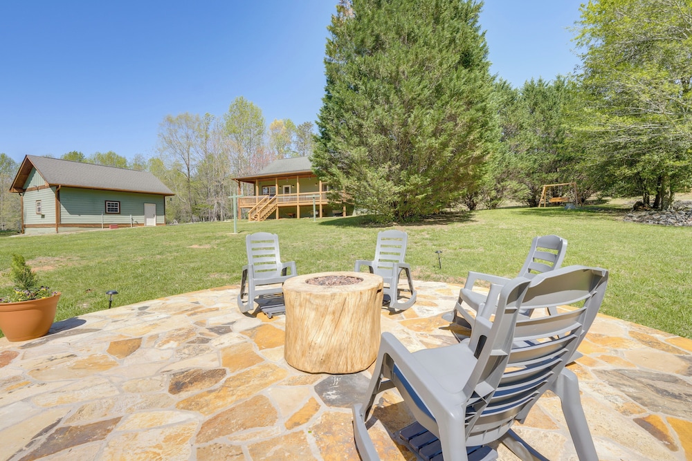 3 Mi to Hiawassee: 'berry Cute Country Cottage'