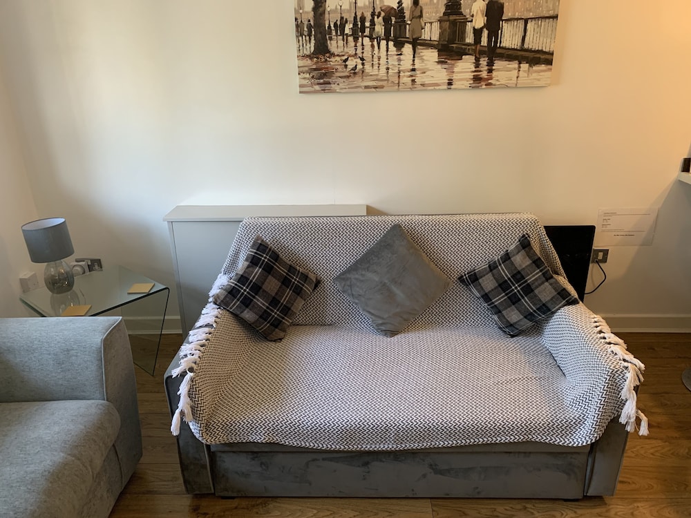 Stylish and Immaculate 2-bed Apartment in Leigh, photo 20