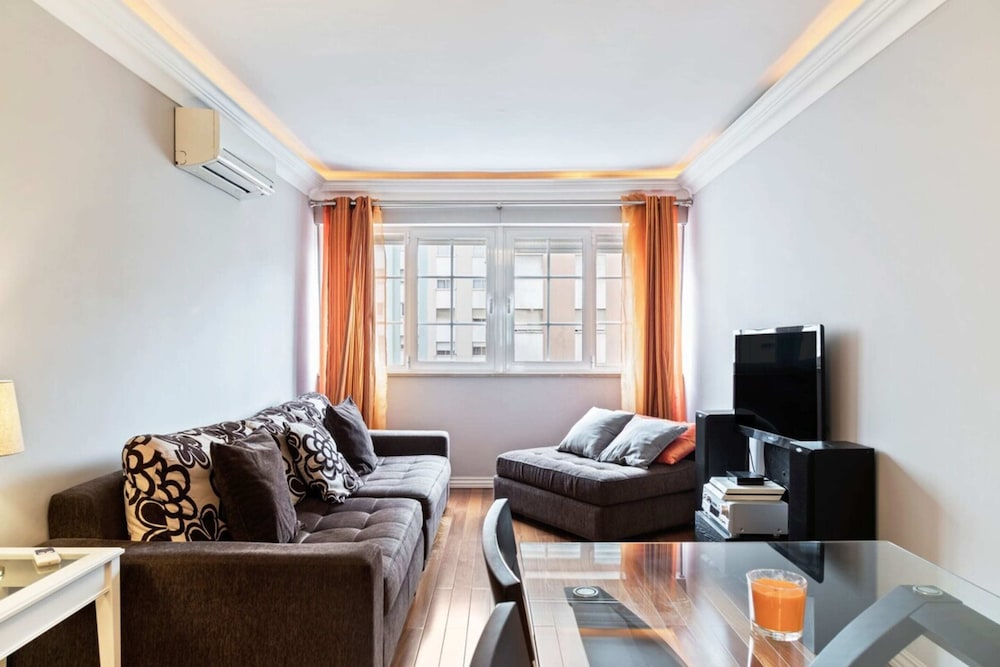 Large Contemporary 3 Bedroom Apartment