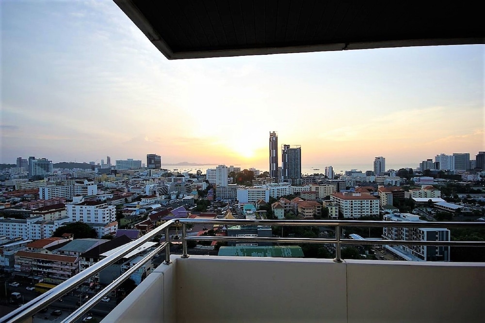 Stunning sea and City Views From This 20th Floor Condo in Cental Pattaya view 5