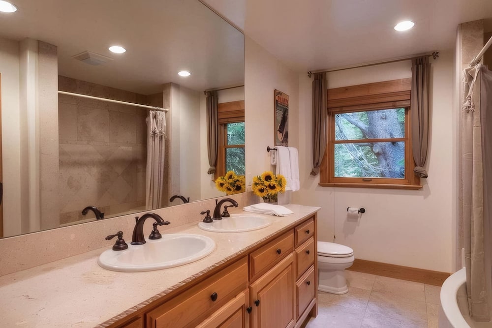 Donner Ridge by Avantstay Minutes to Skiing Deck Ping Pong Pool Table