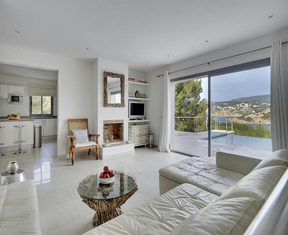 Exquisite Villa With Parking Space