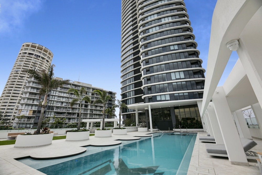Luxe Oceanfront 1-bed High Rise With Pool & Gym