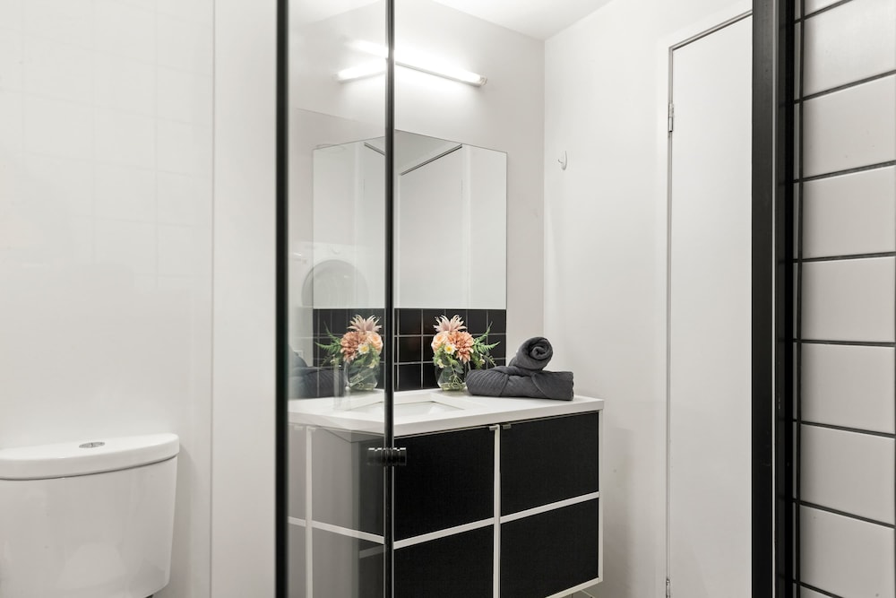 Cozy 2BR Apt, Steps From Melb Central With Parking