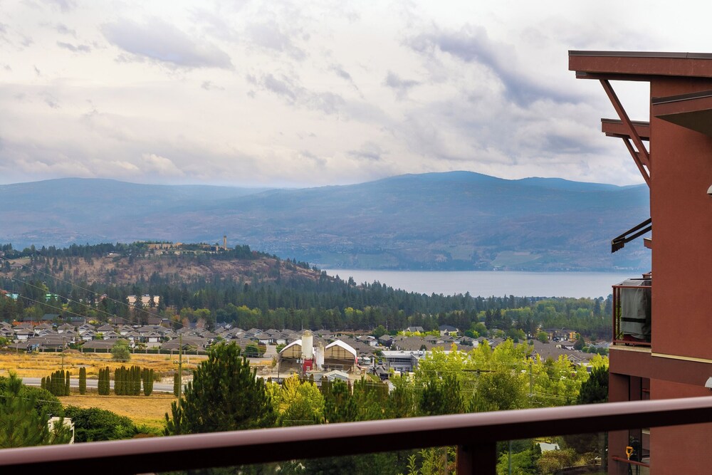 Corner Unit w Large Deck & Amazing View
