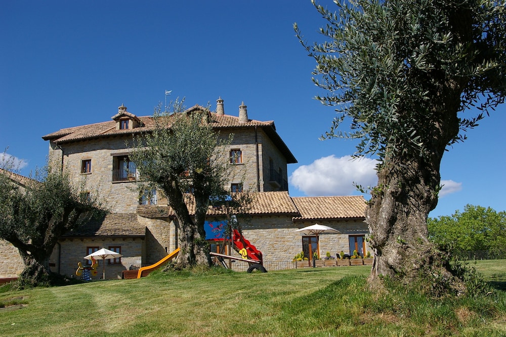 Casas Pirineo Aínsa: Historic Palace & Garden