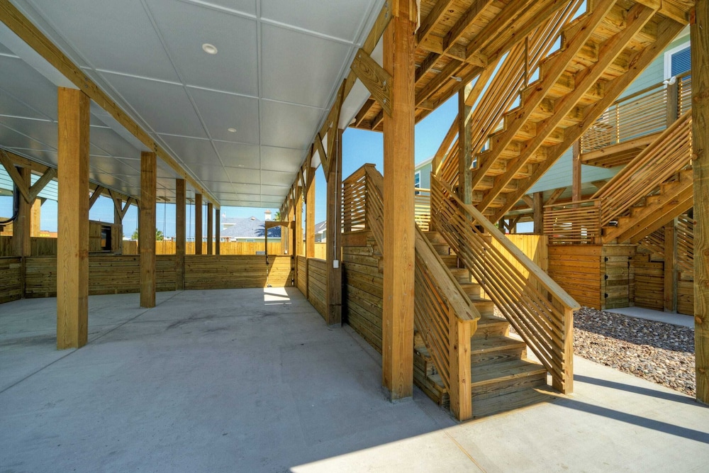 Deja Blue Coastal Retreat w/ Pool, Firepit, BBQ & Outdoor TV Lounge