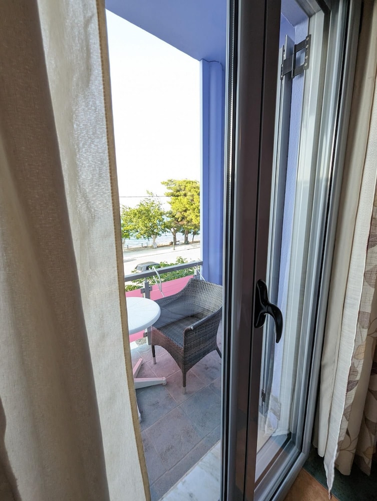 Okeania Seafront Rooms in Kamena Vourla