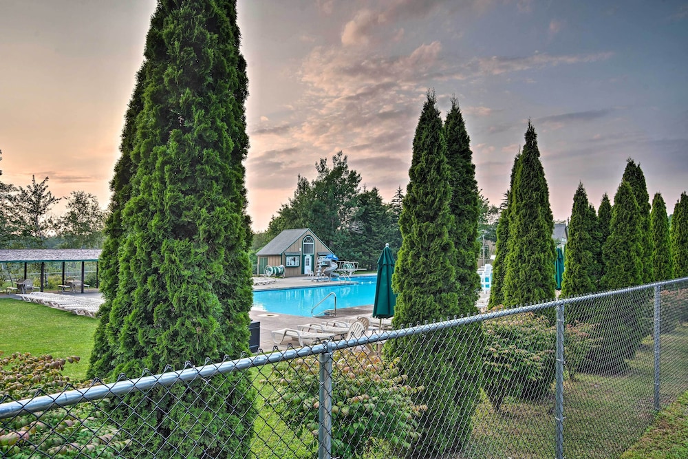 Ski, Hike, Swim & More: Pocono Farms Family Home