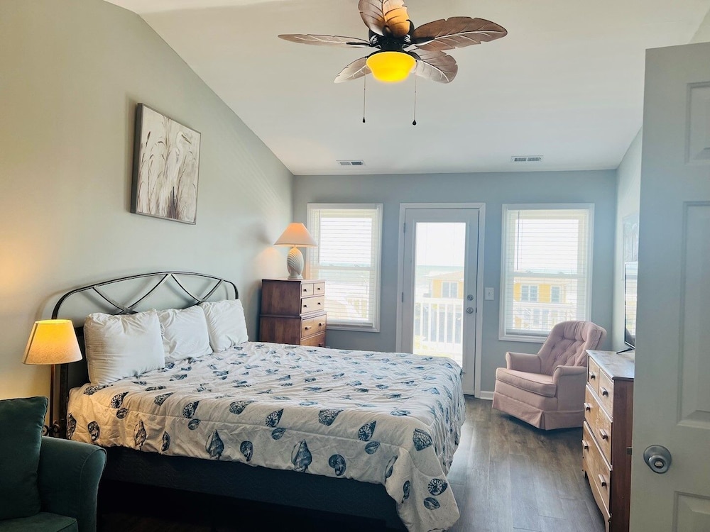 Just Breeze 'n 4 Bedroom Home by RedAwning