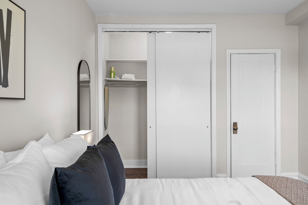 Modern 1BR - Kenwood 501