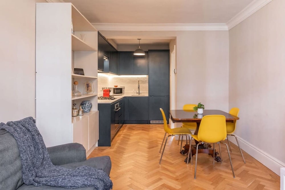 A Regal Abode - Marylebone - by Frankie Says