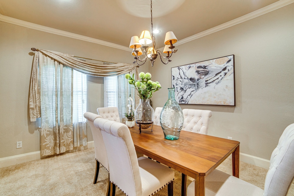 Spacious Texas Retreat w/ Community Pool