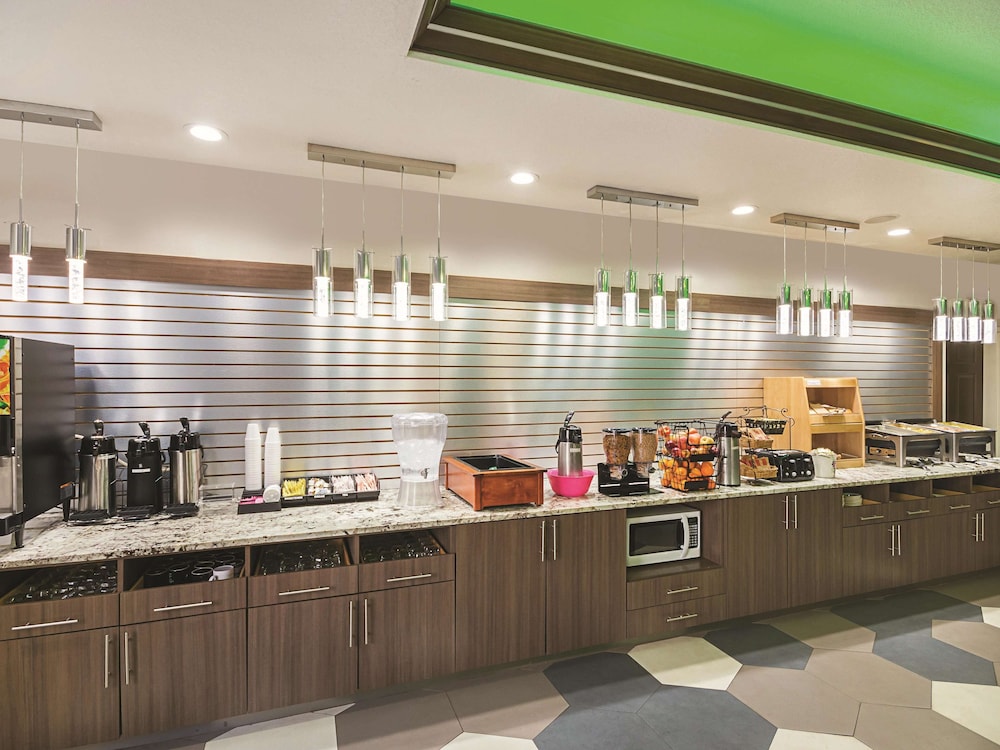 La Quinta Inn Suites by Wyndham Kingwood Houston IAH Airpt - Property Image 26