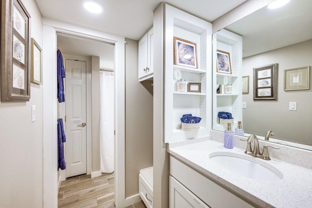 Steps to Beach & Boardwalk: Condo in Port Aransas!