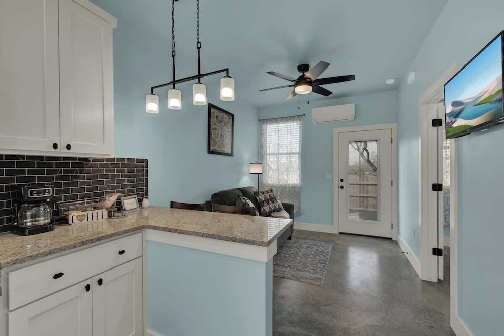 Modern Casita With Hot Tub Six Minutes From Main Street