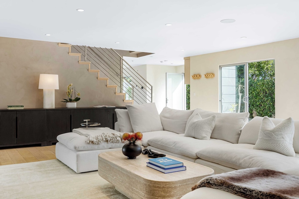 Luxury Hollywood Hills Home With Pool, Outdoor Dining & Iconic Views Skyline Chalet
