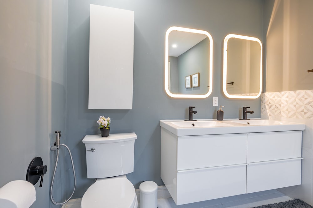 Cheerful 3 bedroom w/ indoor fireplace in Toronto - 02 free parking
