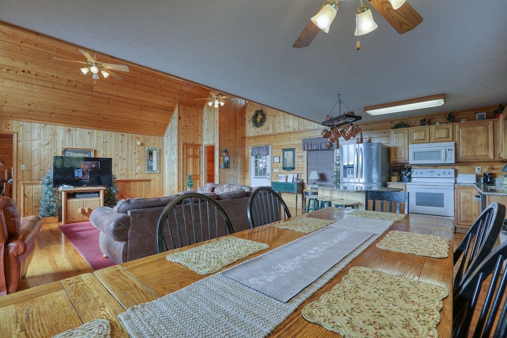 An Amazing View - 4 Bedrooms, 3.5 Baths, Sleeps 10 Cabin by RedAwning
