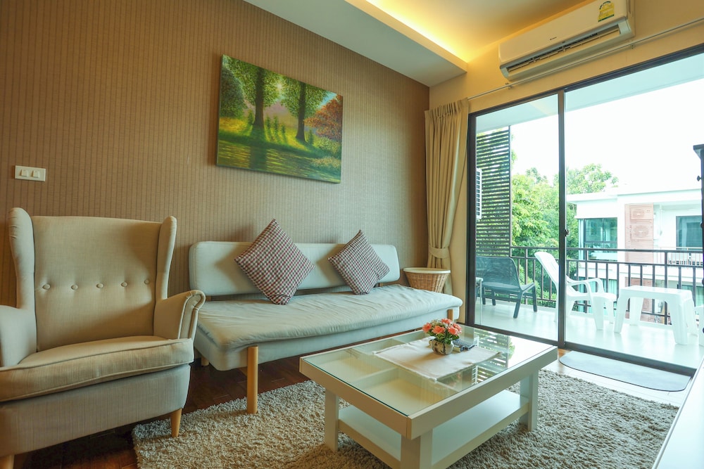 Chic Condo Just 100m from the Shore c130