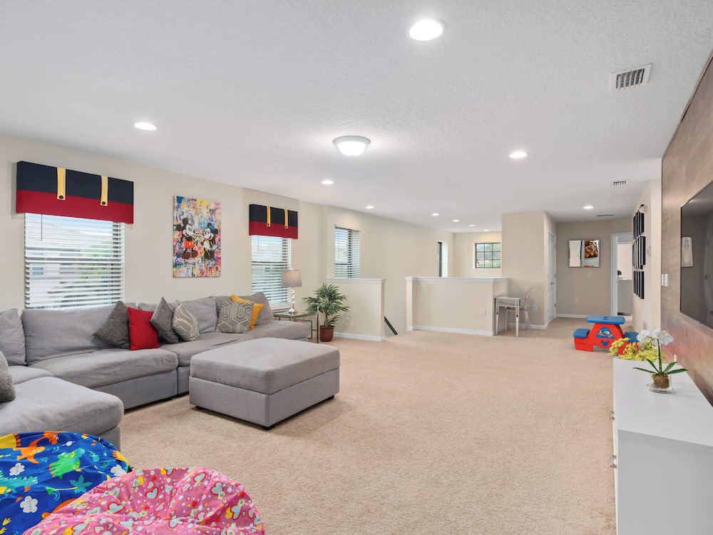 Family Fun Retreat Near Disney With Game Room & Themed Bedrooms