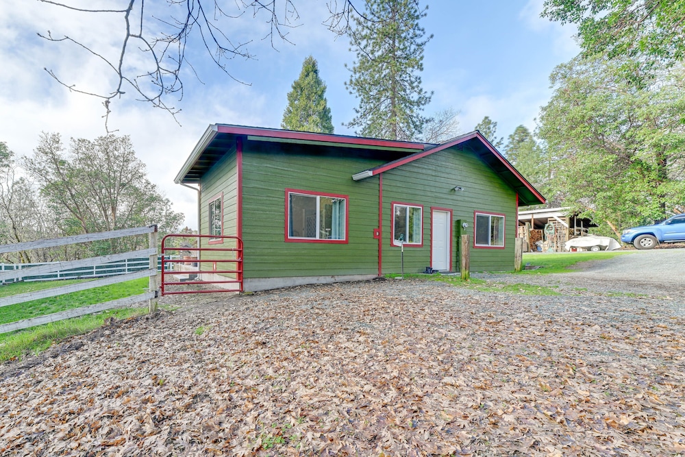 Charming Grants Pass Cottage w/ Patio & Gas Grill! view 4