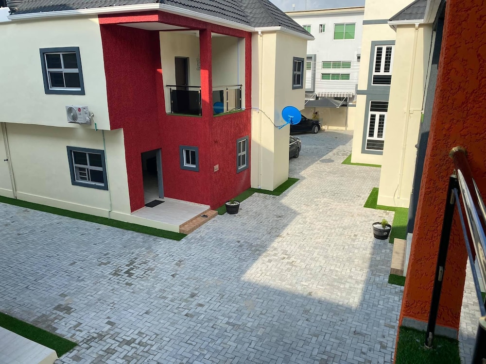 Comforts Court And Apartment