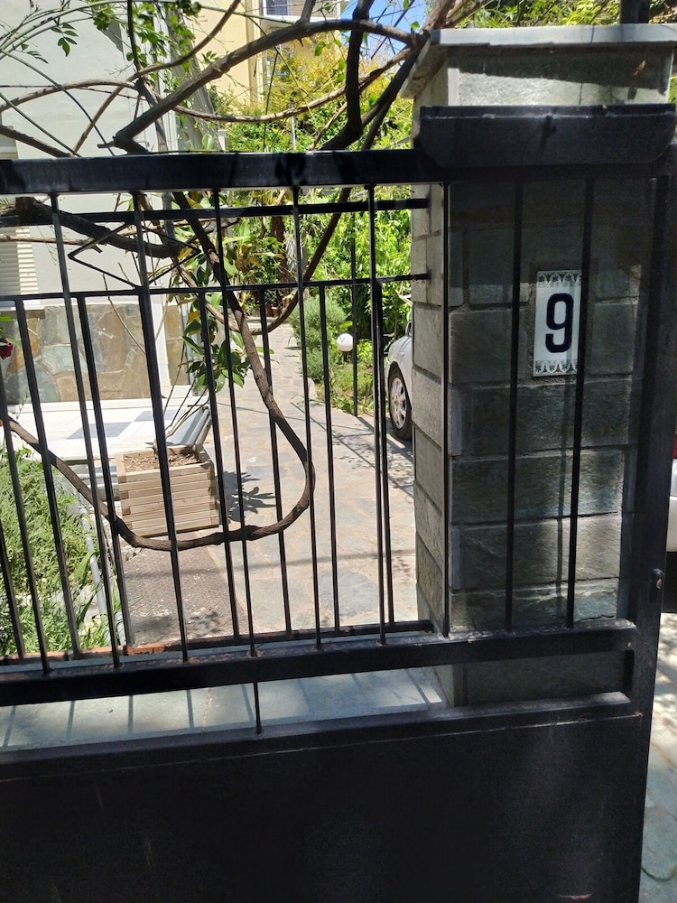 Marousi Comfy Apartment With Balcony