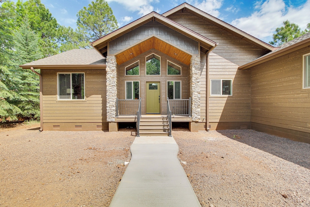 Fire Pit + Deck: Airy Cabin Near Pinetop Lakes view 4