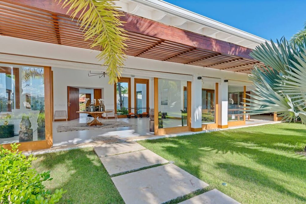 Modern Oasis Stunning Views of Golf Course River