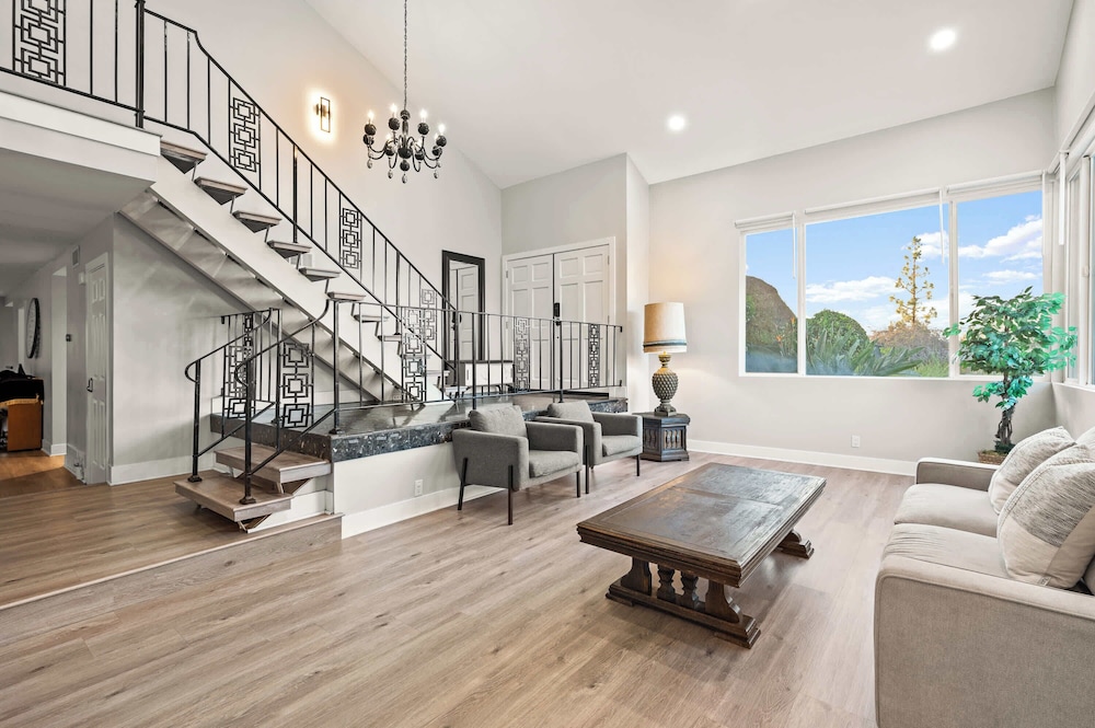 Luxury Hilltop Designer House w Pool Great View