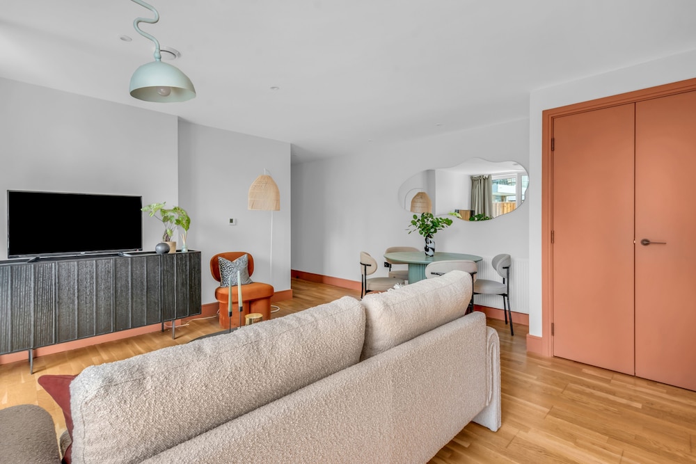 Two Bedroom Apartment in Limehouse