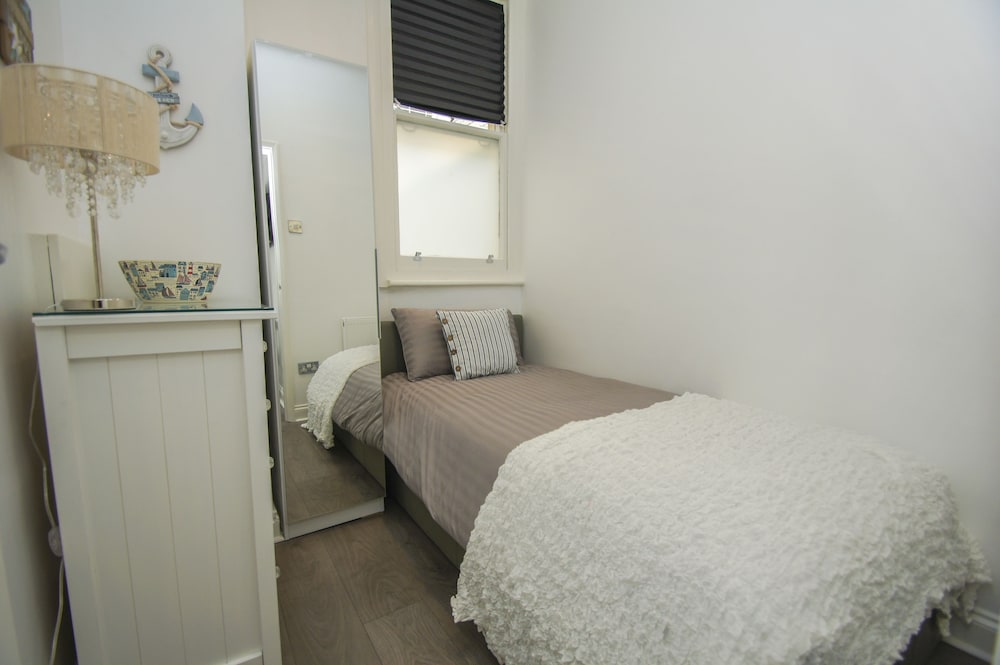 Sea Breeze Apartment Central by Brighton Holiday Lets view 5